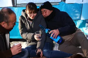 ông chồng ngu ngục để cô vợ đi cắm trại với hàng xóm