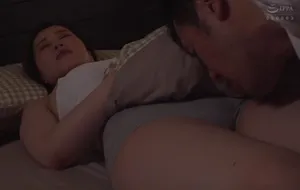 3 ngày gã chồng đi làm ăn, vợ ở nhà nữa đêm bị bố người chồng mò vào phòng