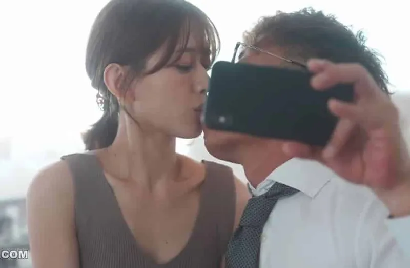 Thấy vợ hơi lạ, người chồng xem điện thoại cô vợ và thấy cảnh xxx với tiền bối của mình
